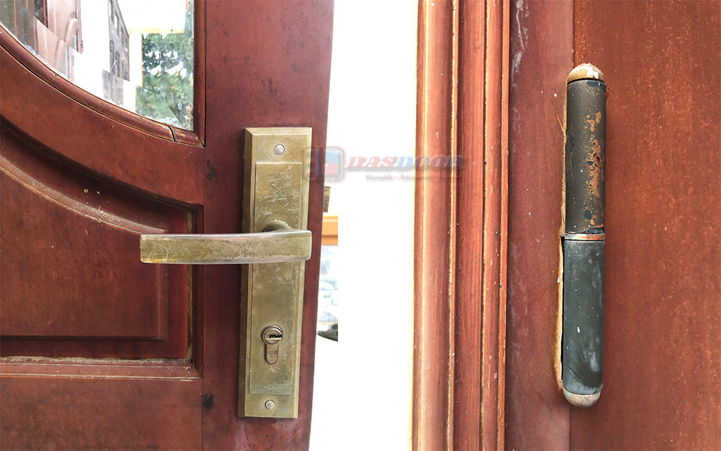 Tại Sao Thay Thế Cửa Gỗ Bằng Cửa Thép Vân Gỗ