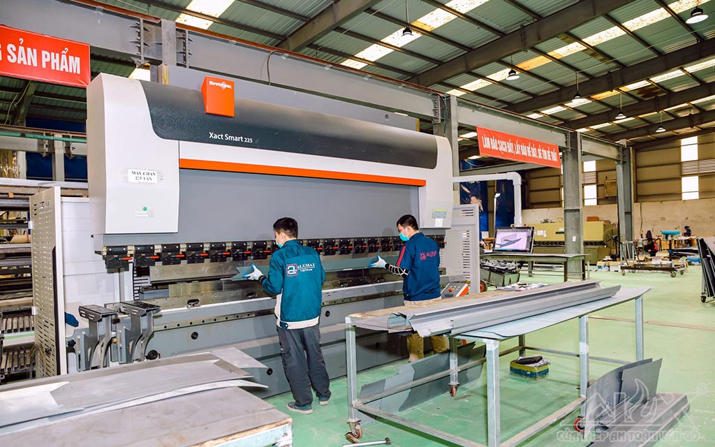 Nhà Máy Sản Xuất Cửa Thép Vân Gỗ Alux