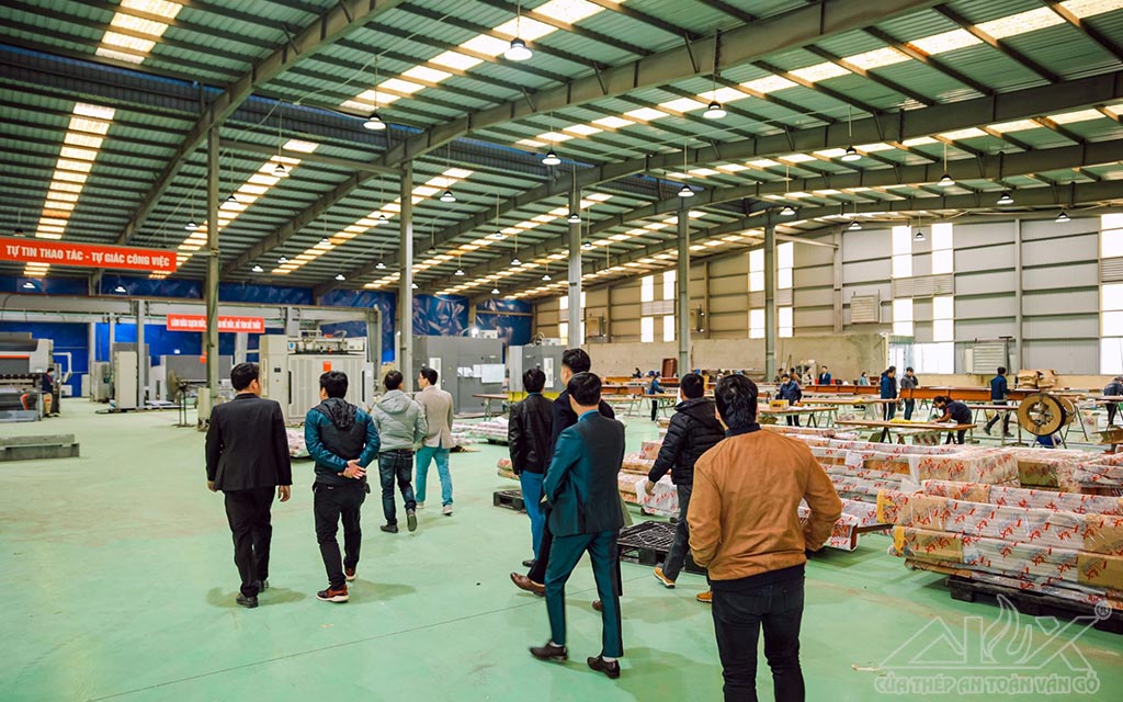 Nhà Máy Sản Xuất Cửa Thép Vân Gỗ Alux