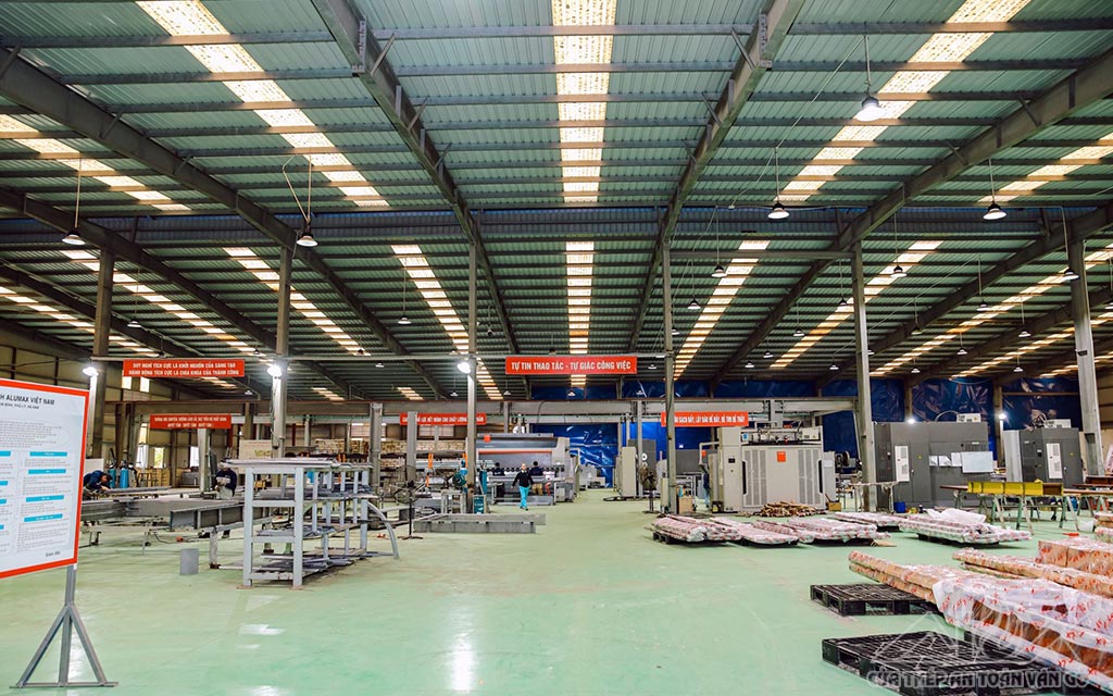 Nhà Máy Sản Xuất Cửa Thép Vân Gỗ Alux