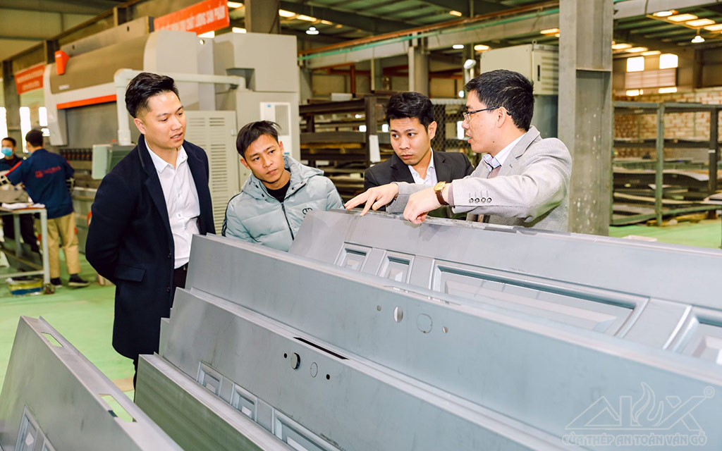 Nhà Máy Sản Xuất Cửa Thép Vân Gỗ Alux