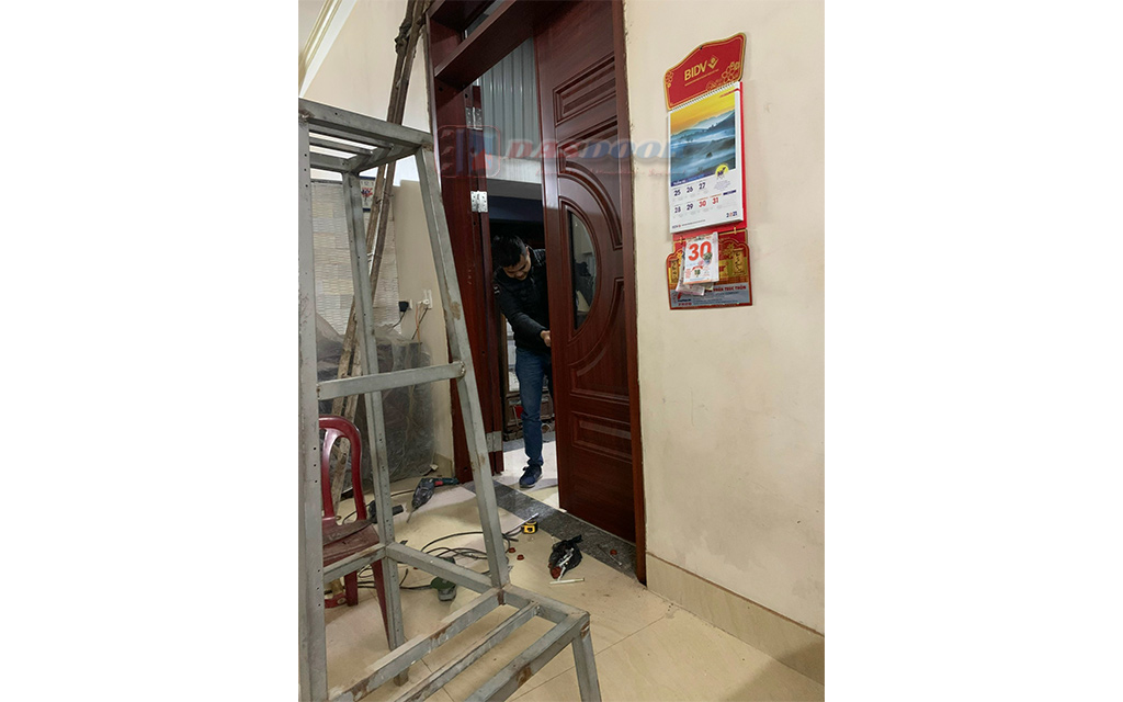 Lắp Đặt Cửa Thép Vân Gỗ Tại Mê Linh Hà Nội
