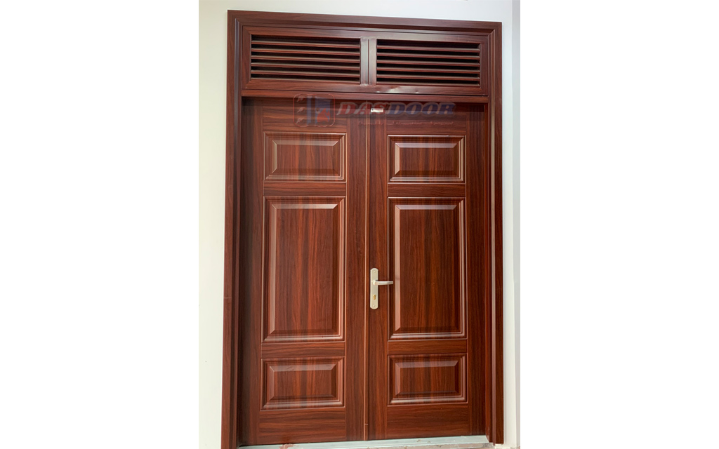 Hình Ảnh Lắp Đặt Cửa Thép Vân Gỗ 2 Cánh Cân