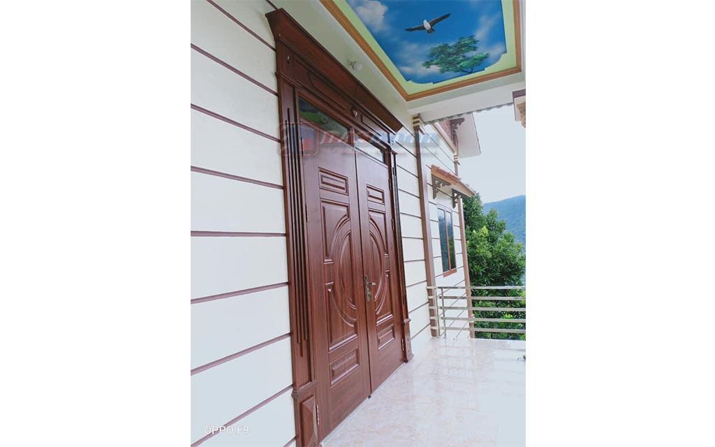 Hình Ảnh Lắp Đặt Cửa Thép Vân Gỗ 2 Cánh Cân