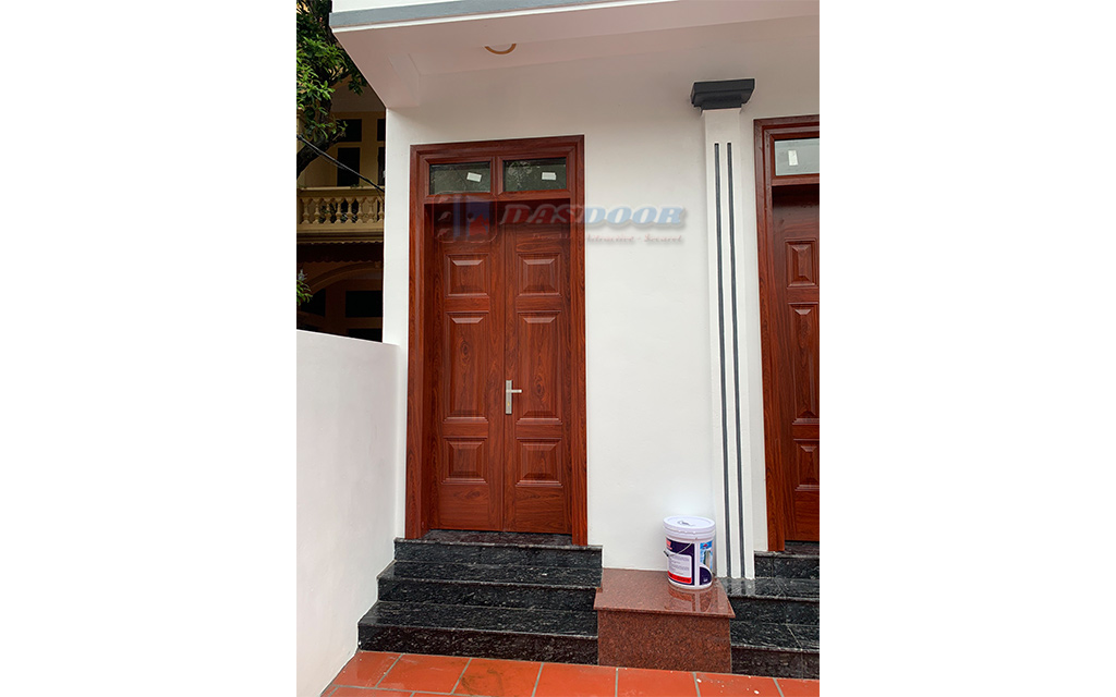 Hình Ảnh Lắp Đặt Cửa Thép Vân Gỗ 2 Cánh Cân