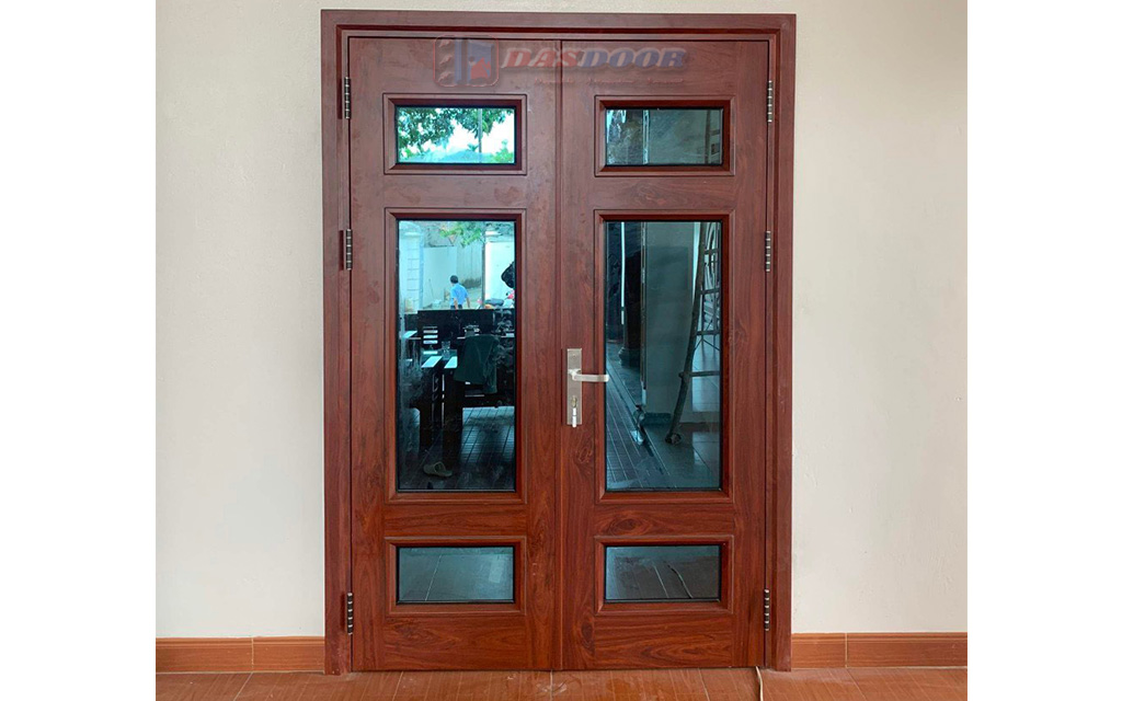 Hình Ảnh Lắp Đặt Cửa Thép Vân Gỗ 2 Cánh Cân