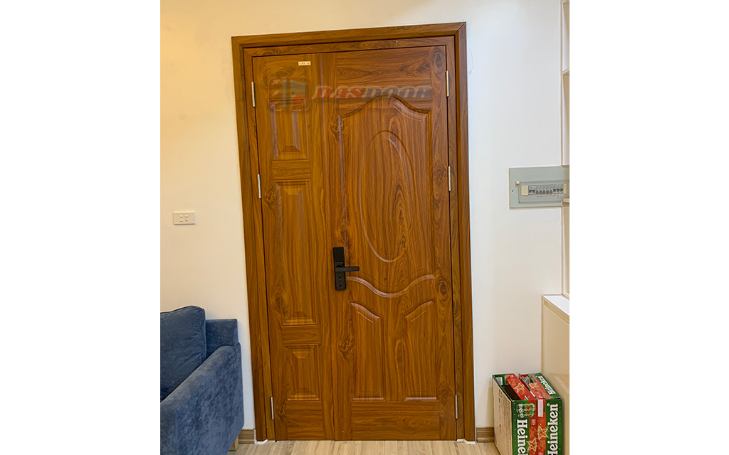 Hình Ảnh Lắp Đặt Cửa Thép Vân Gỗ 2 Cánh Lệch