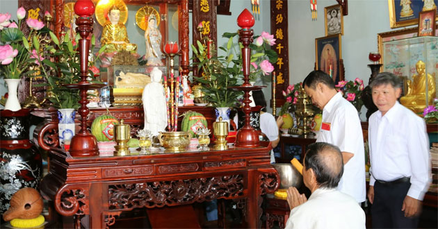 Khấn mùng 1 và ngày rằm là truyền thống không thể thiếu của người Việt.