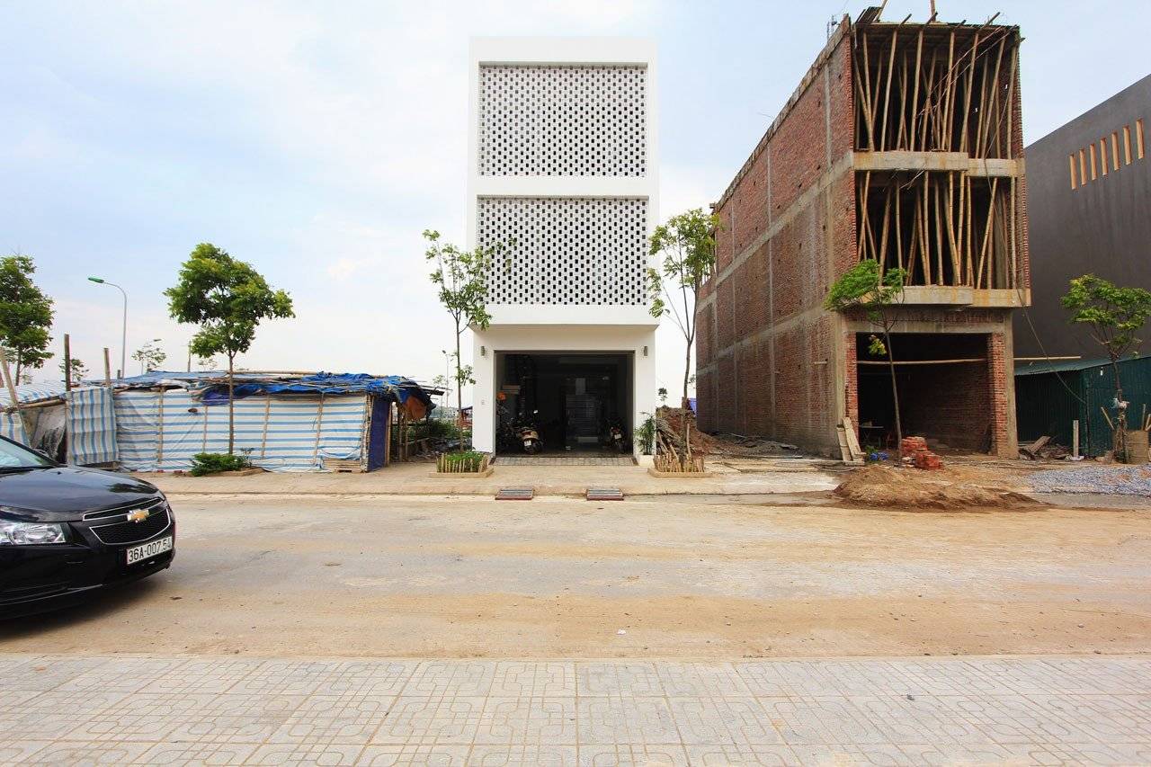 Nhà hướng Tây nên dùng cửa gì?